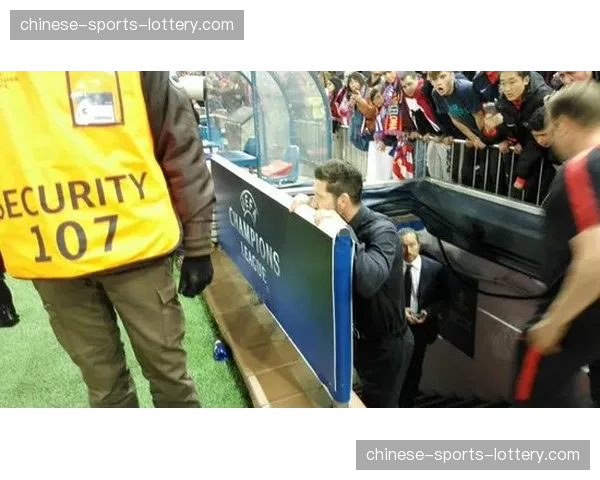 “更衣室通道镜头捕捉到，两队教练简短交流，内容疑与对方阵型有关”